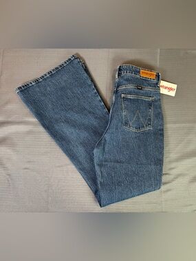 Wrangler High Rise Fierce Flare Jeans NWT Women’s 8 29x32 Medium Wash